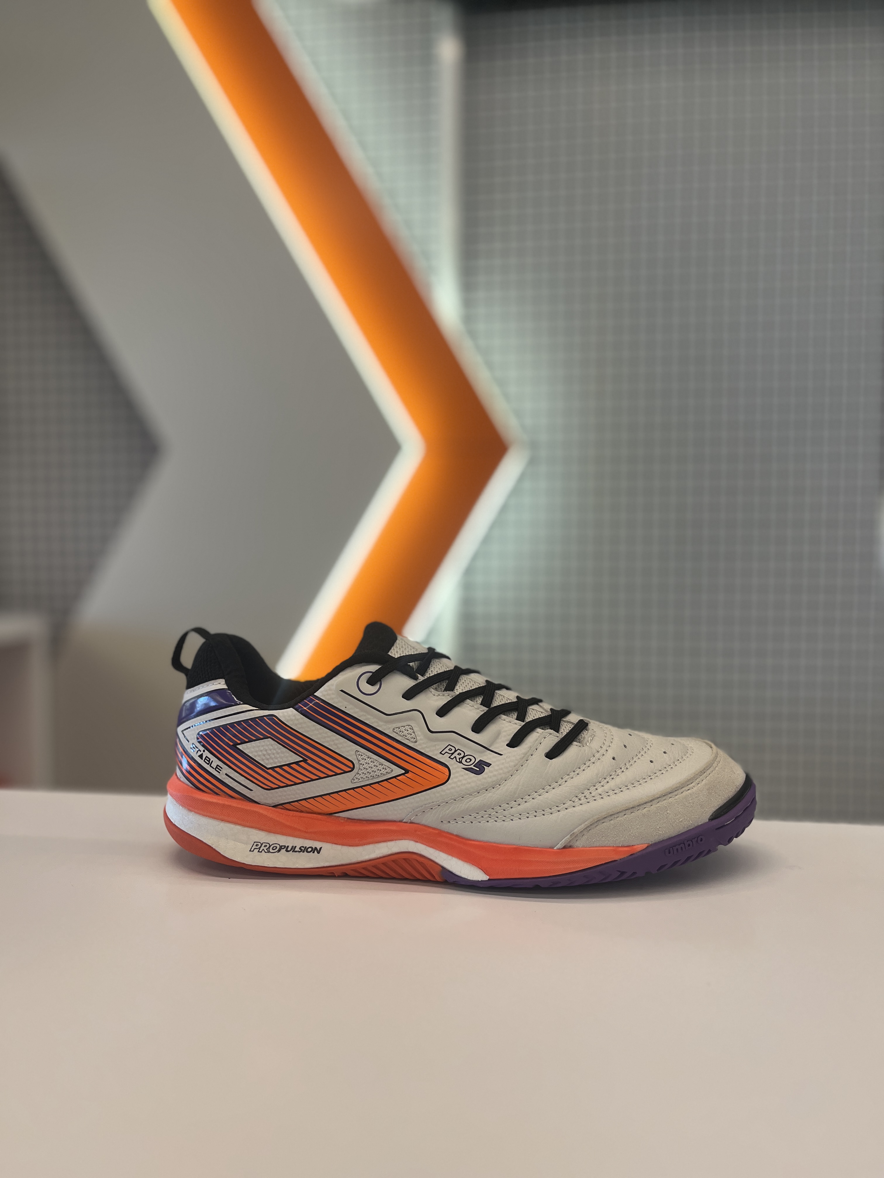 CHUTEIRA FUTSAL UMBRO PRO 5 STABLE BRANCO